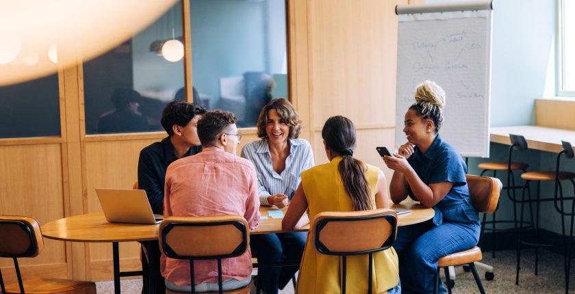 Collega’s wisselen ideeën uit tijdens een teamoverleg