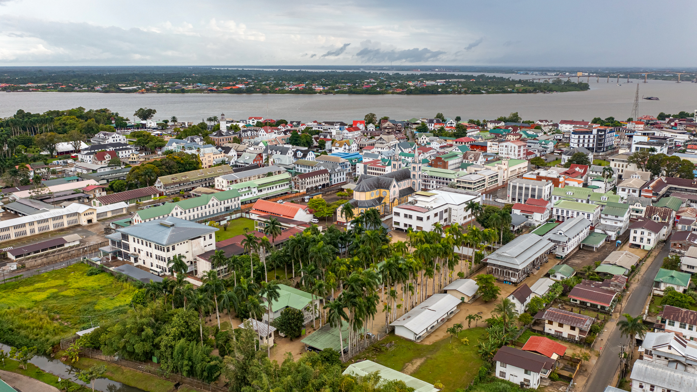Uitzicht over de Waterkant en de binnenstad van Paramaribo aan de Surinamerivier